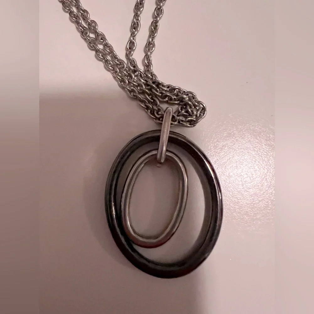 2 necklaces/costume jewelry , oval shaped